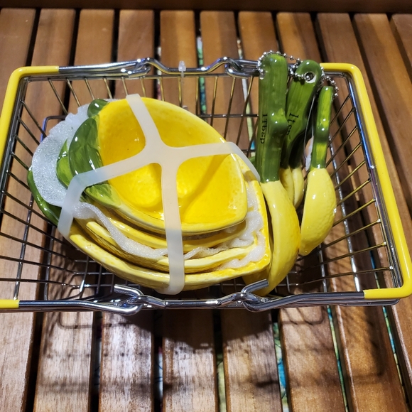 🍋Lemon Shape 4 Piece Ceramic Measuring Cups & 4 Piece Measuring Spoons Set. - Picture 11 of 12